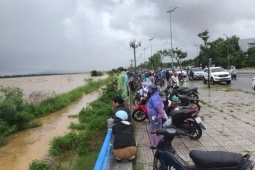 Quảng Ngãi đang giải cứu nhiều người dân mắc kẹt trên sông Trà Khúc