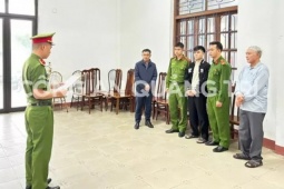 Cầm đao chém người trong quán bi-a khiến nhiều người bỏ chạy