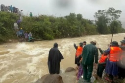 Giăng dây đưa lương thực cho hơn 100 người dân ở Huế bị cô lập trong lũ