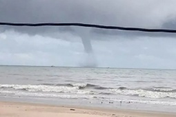 Vòi rồng cao hàng chục mét xuất hiện trên biển Lâm Đồng