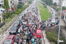 Rào cầu Long Biên để sửa chữa nhưng không thông báo, giao thông hỗn loạn