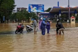 Một sản phụ sinh con giữa dòng nước lũ ở Huế