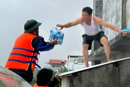 Vùng rốn lũ Đại Lộc: Người dân dìu nhau qua khó khăn, hạnh phúc với chỉ vài chai nước