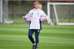 Cựu sao MU giúp Arsenal xây "tường đồng vách sắt" là ai?