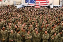 Cận cảnh Tổng thống Donald Trump cùng thủ tướng Nhật Bản lên tàu sân bay