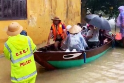Hội An ngập sâu, du khách vẫn thích chèo thuyền đi dạo