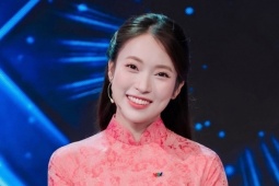 Váy áo giúp MC Khánh Vy tôn dáng