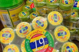 Người tiêu dùng Việt sốc khi biết tin dầu hít mũi "quốc dân" của Thái Lan bị nhiễm khuẩn