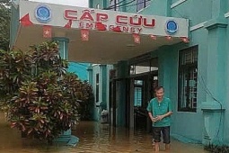 Hơn 200 người bị cô lập trong bệnh viện ngập lụt ở Đà Nẵng