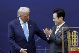 Tổng thống Lee tặng ông Trump vương miện vàng và huân chương cao quý nhất