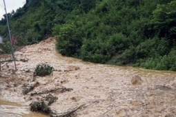 Duy trì mưa lớn trên 500mm, nhiều khu vực của miền Trung đối mặt với rủi ro lũ quét và sạt lở