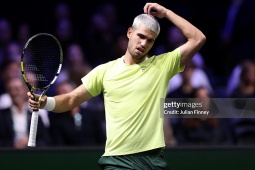 Alcaraz thua sốc Paris Masters, cáu giận đổ lỗi cho mặt sân