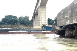 Trụ cầu ở Phú Thọ lộ cảnh 'rợn người', cuộc sống của nghìn dân bị xáo trộn