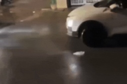 VIDEO: Đang cãi nhau, tài xế ôtô đậu ngược chiều bất ngờ tông thẳng xe đối diện