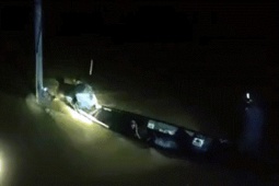 Ôm cột điện giữa dòng nước xiết, người đàn ông Đà Nẵng thoát chết ngoạn mục