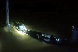 Ôm cột điện giữa dòng nước xiết, người đàn ông Đà Nẵng thoát chết...