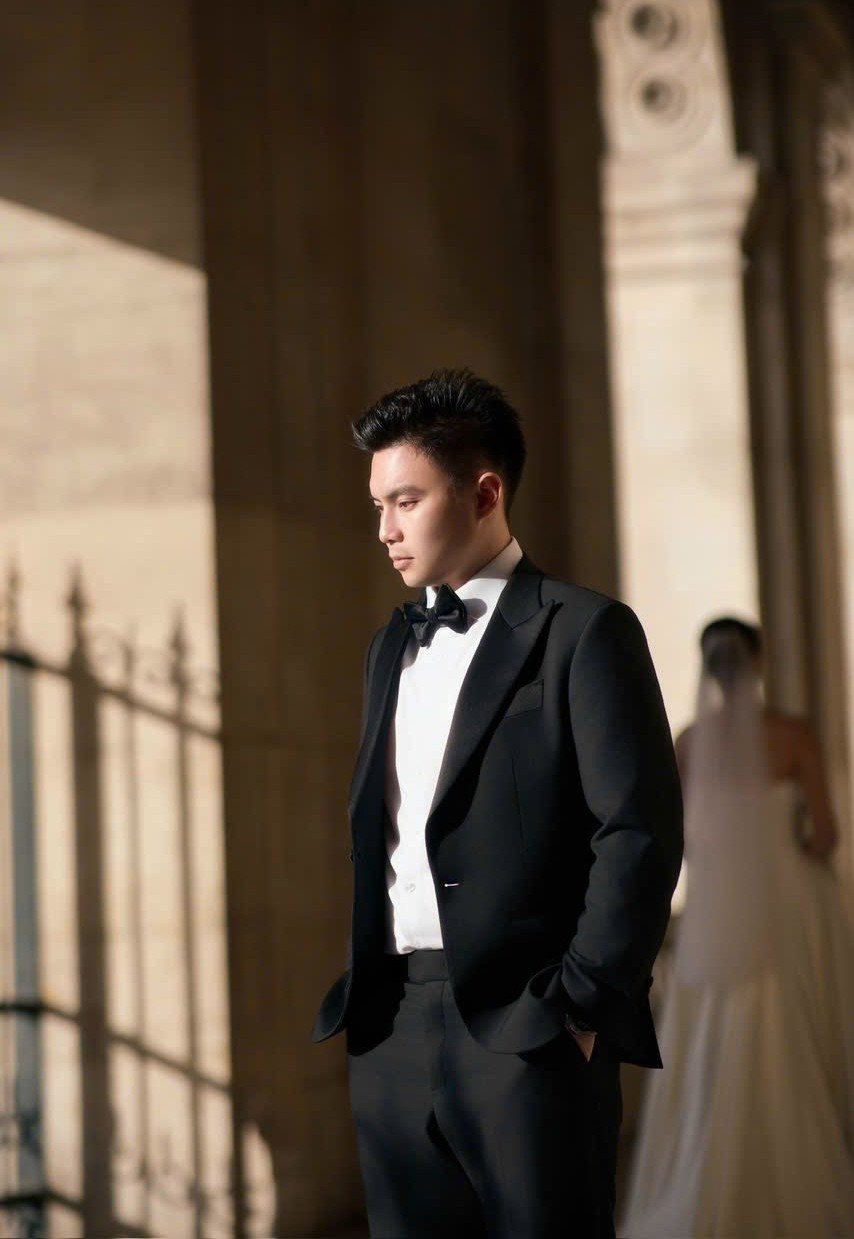 Đỗ Thị Hà diện kiểu váy cưới đơn giản bên chú rể Viết Vương bảnh bao với trang phục vest lịch lãm. Đỗ Thị Hà chia sẻ: "Không cần vội vã. Miễn là mỗi bước đi, đều có nhau".