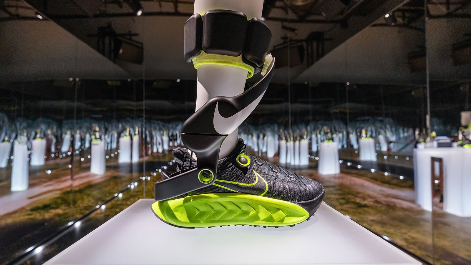 Nike giới thiệu giày chạy điện đầu tiên thế giới giúp tăng tốc độ chạy - 1