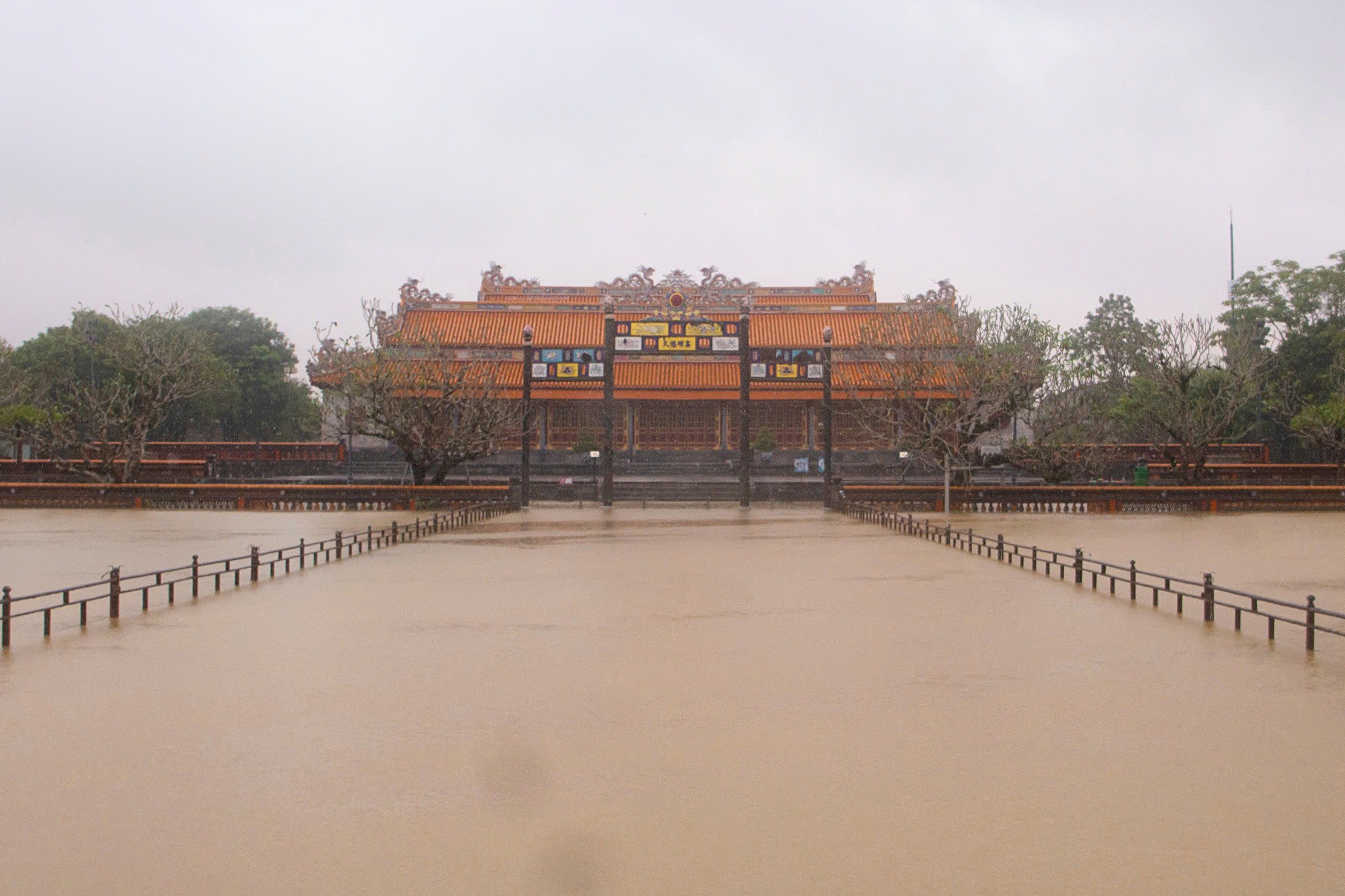 Lũ bao vây Đại nội Huế - 4