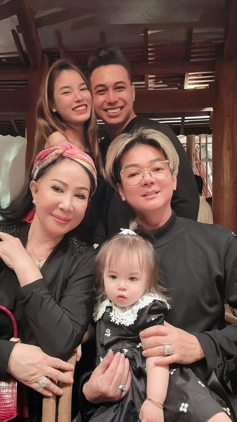 Ca sĩ Vũ Hà và vợ Huyền Vân.