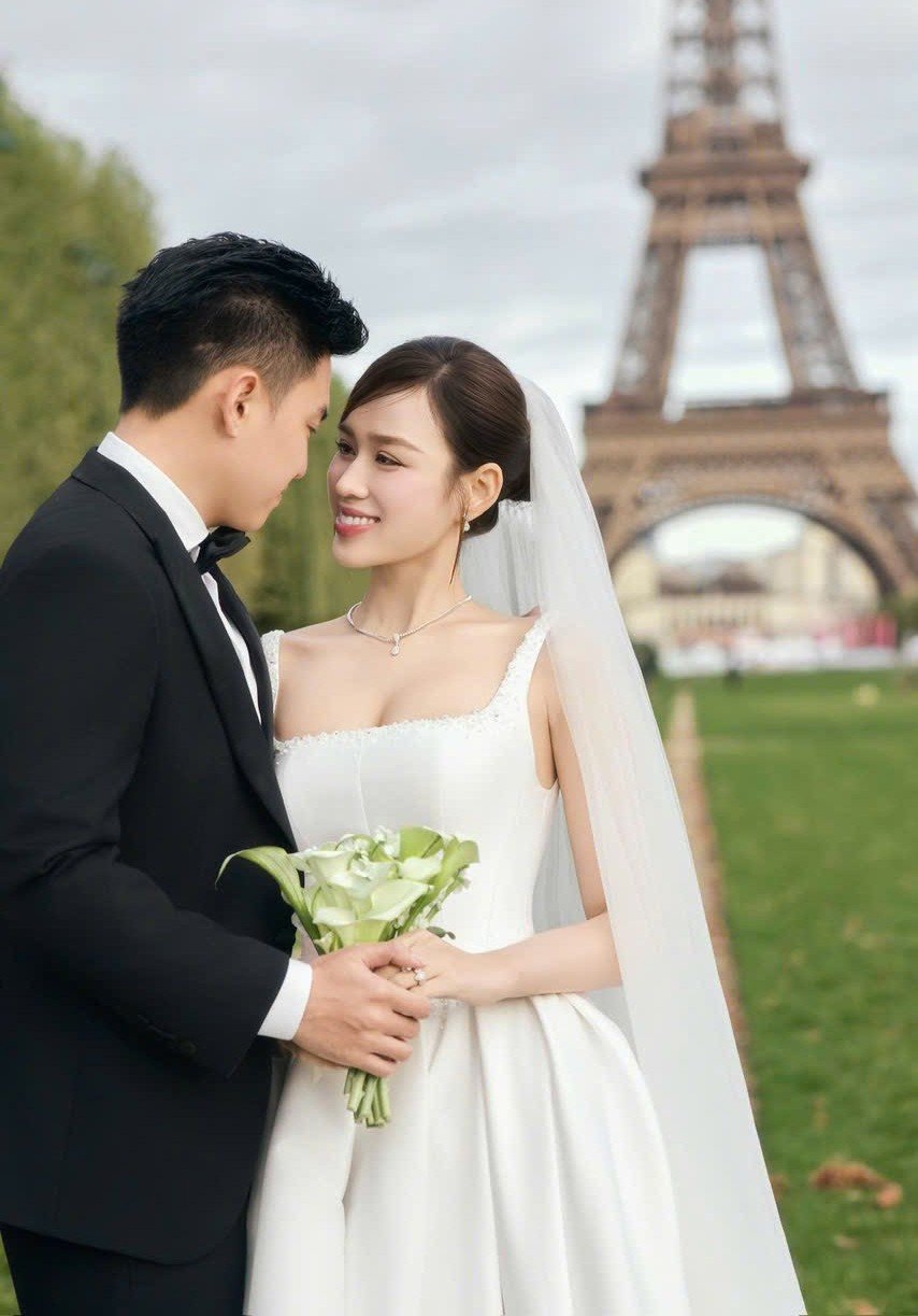 Đỗ Thị Hà diện kiểu váy cưới đơn giản bên chú rể Viết Vương bảnh bao với trang phục vest lịch lãm. Đỗ Thị Hà chia sẻ: "Không cần vội vã. Miễn là mỗi bước đi, đều có nhau".