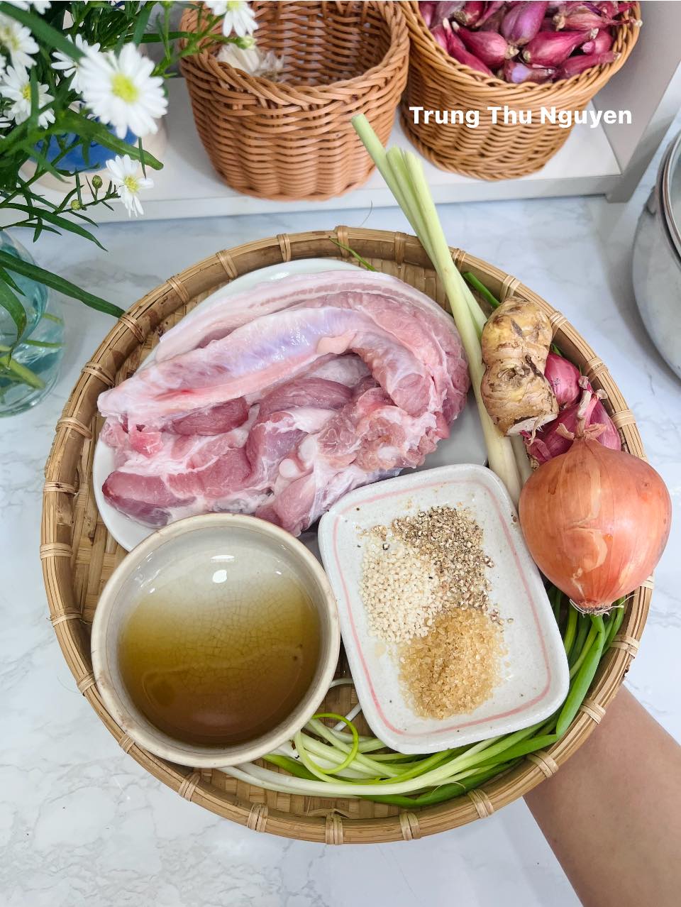 Thịt rửa sạch, ướp cùng nước mắm, hạt nêm, đường và hạt tiêu.