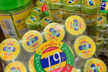 Người tiêu dùng Việt sốc khi biết tin dầu hít mũi "quốc dân" của Thái Lan bị nhiễm khuẩn