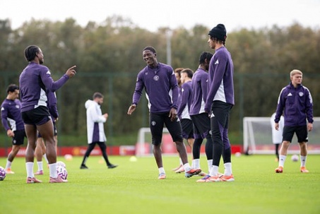 Tin mới nhất bóng đá tối 29/10: Fan MU đột nhập sân tập, bạo gan xin đá tiền vệ