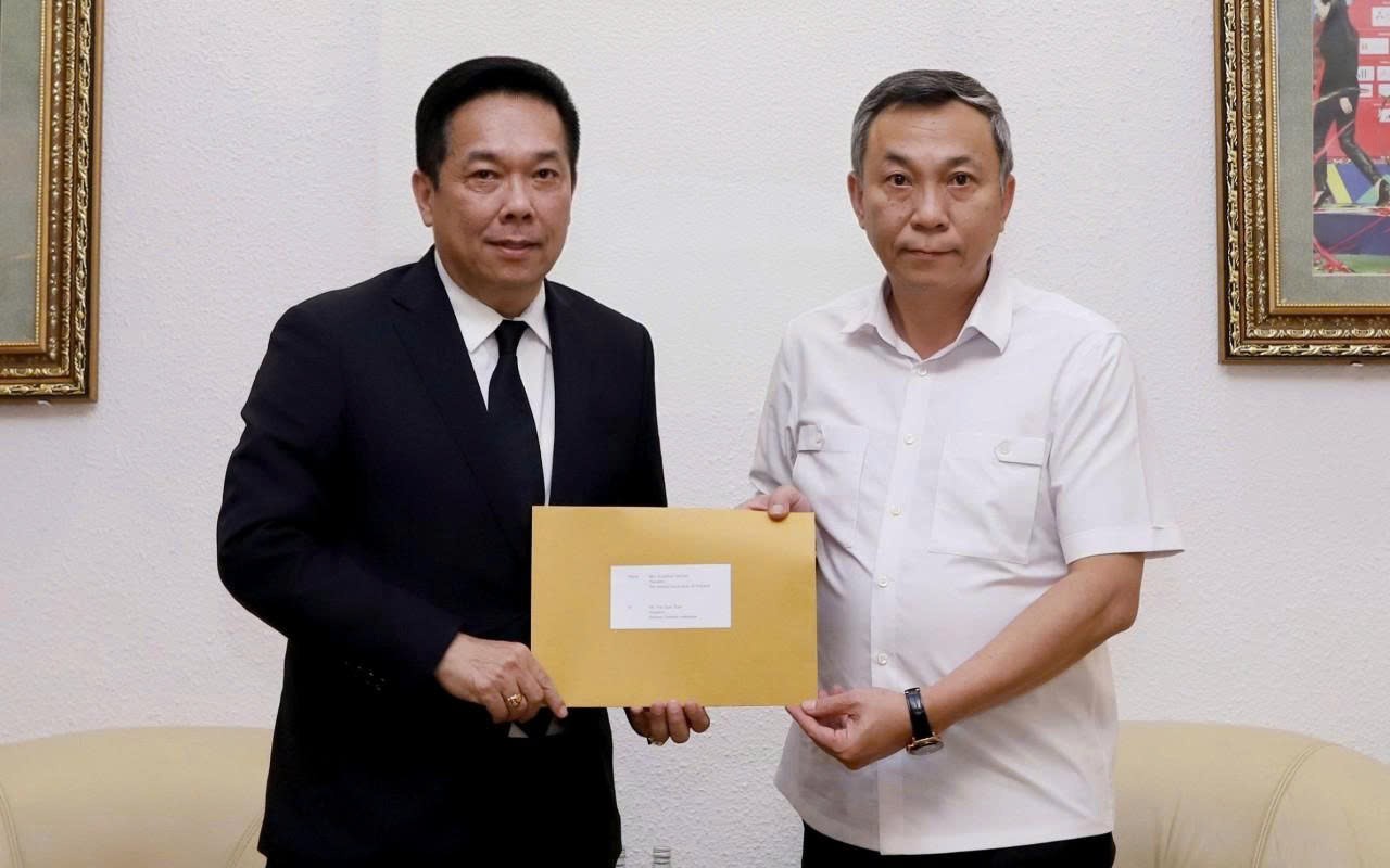 Ông Adisak Benjasiriwan đại diện cho FAT và ông Trần Quốc Tuấn đại diện cho VFF