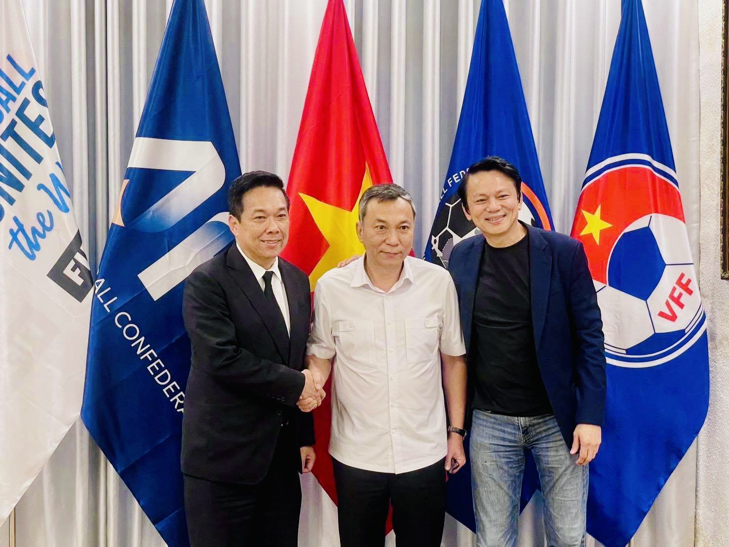 Phó chủ tịch FAT Adisak Benjasiriwan và Tổng thư ký AFF Winston Lee gặp gỡ Chủ tịch VFF Trần Quốc Tuấn (giữa)