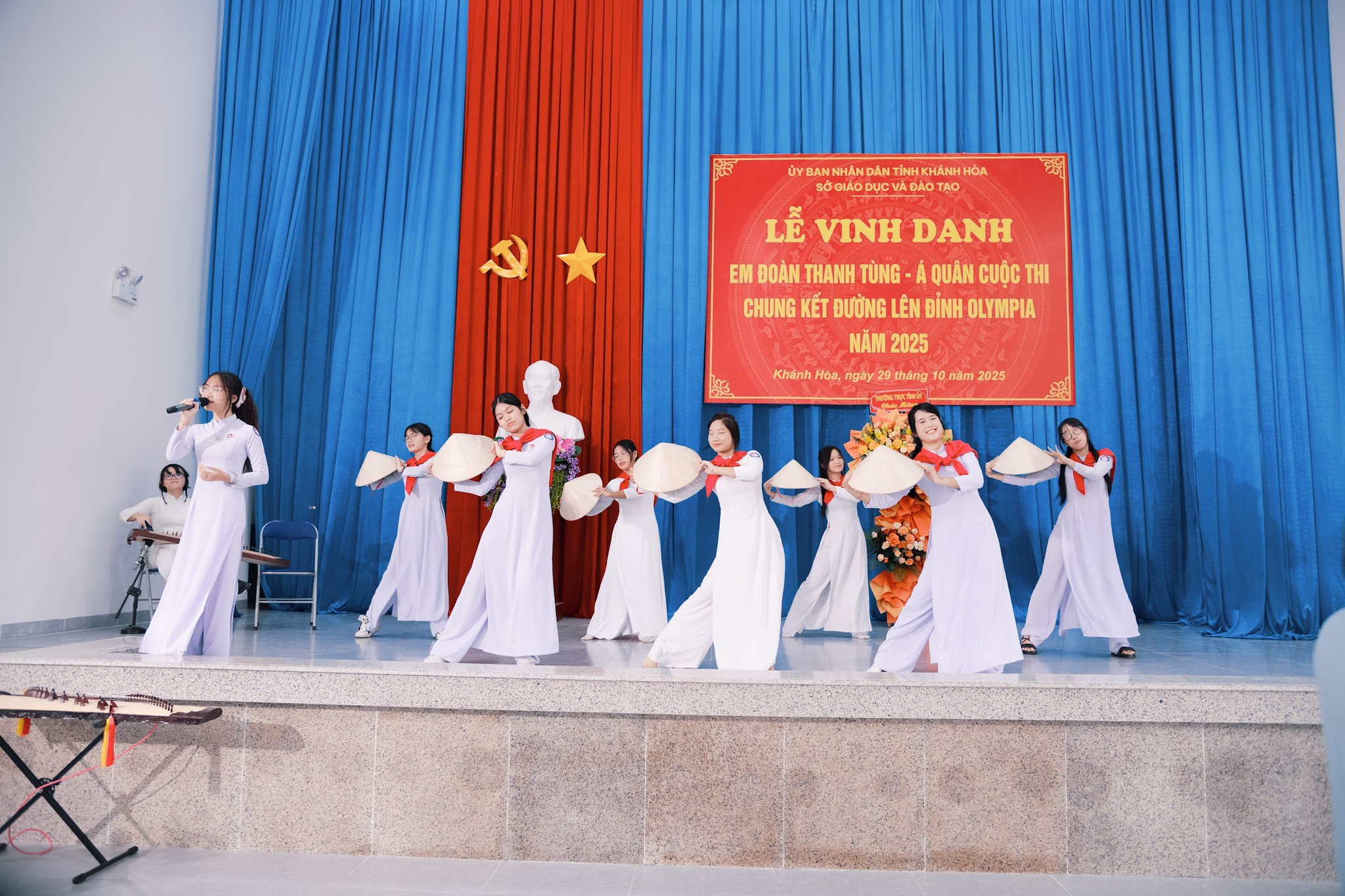 Những tiết mục văn nghệ của học sinh trong buổi lễ vinh danh Á quân Đường lên đỉnh Olympia Đoàn Thanh Tùng