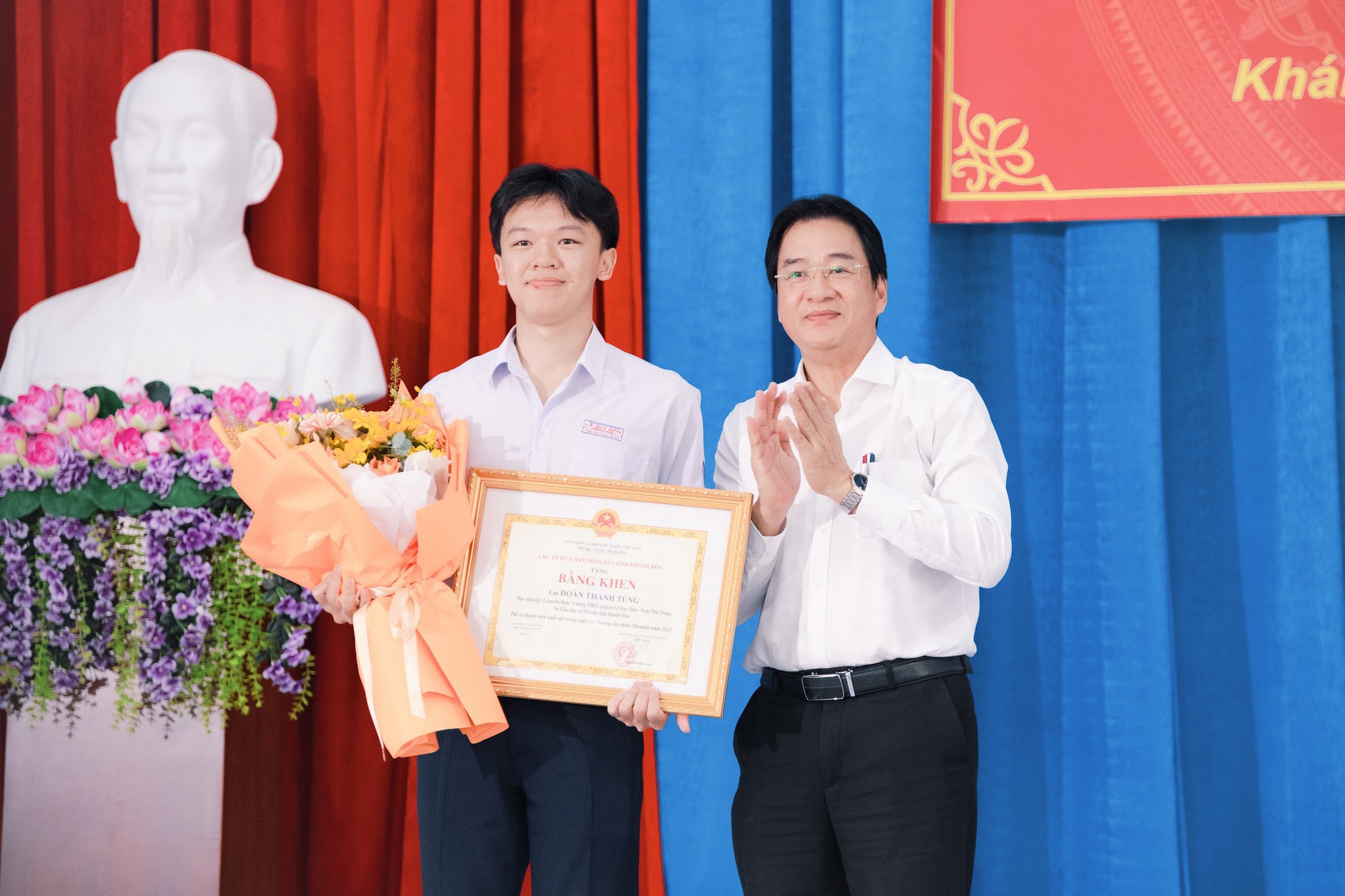 Thanh Tùng nhận bằng khen của lãnh đạo tỉnh Khánh Hòa