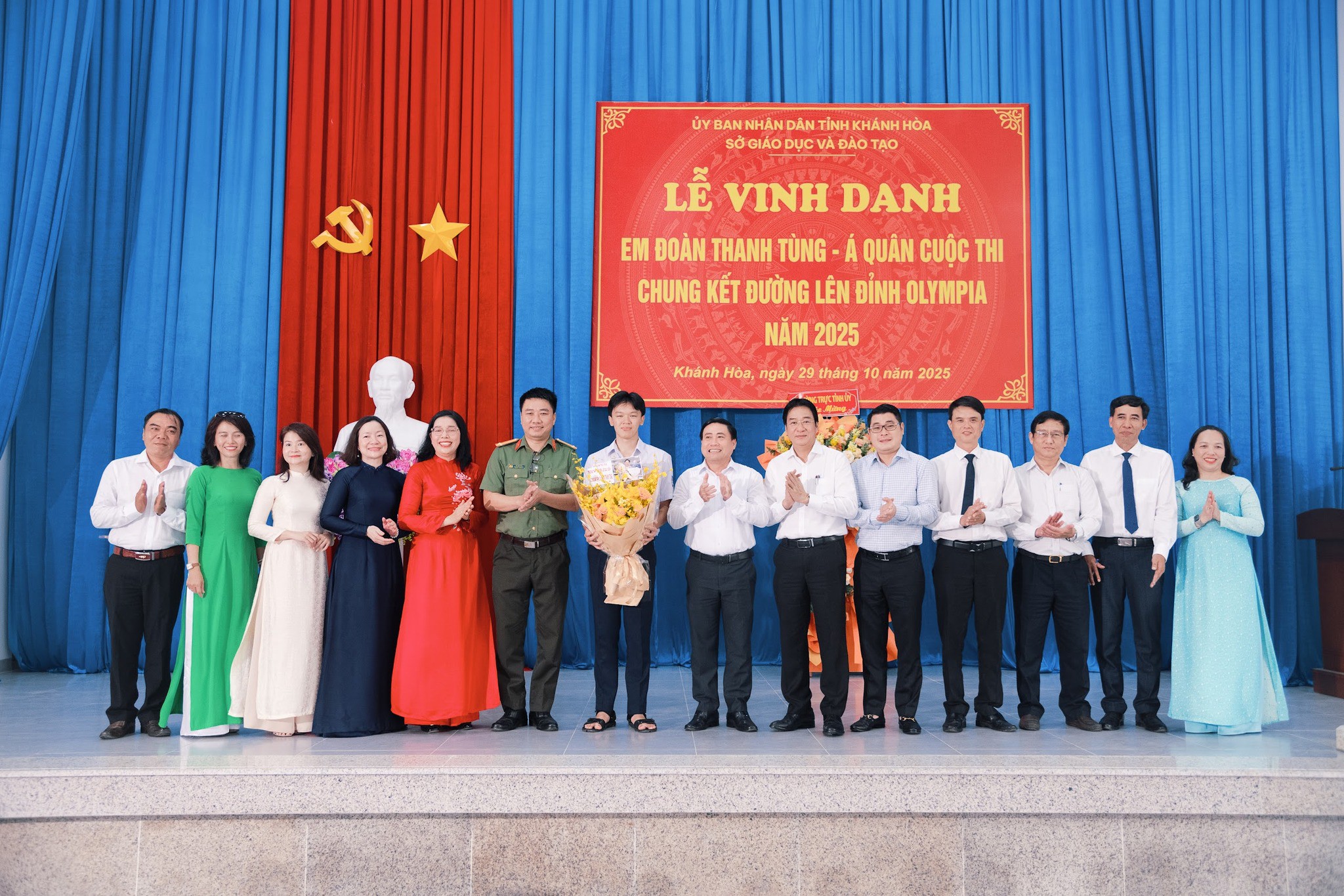 Thanh Tùng chụp ảnh cùng các thầy cô giáo và lãnh đạo tỉnh Khánh Hòa