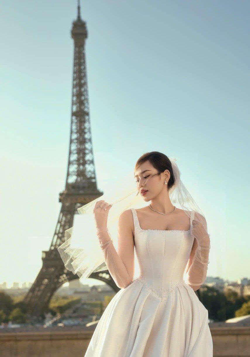 Đỗ Thị Hà cho biết cô và ê-kíp đã đi qua nhiều thành phố để chụp trong 6 ngày. Người đẹp diện hơn 10 bộ đồ trong các buổi chụp.