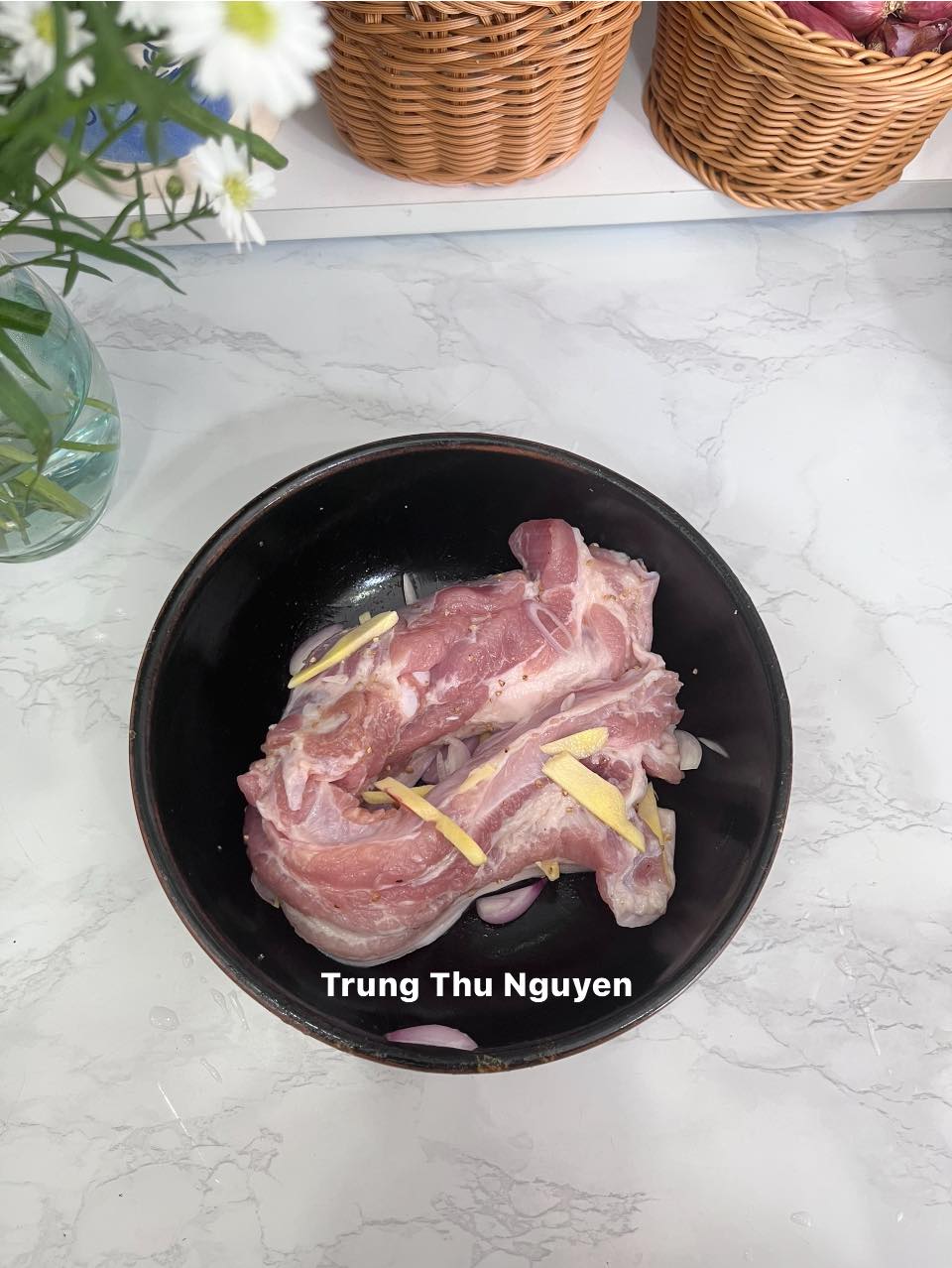 Gừng thái sợi, hành tím thái nhỏ cho vào ướp cùng thịt.