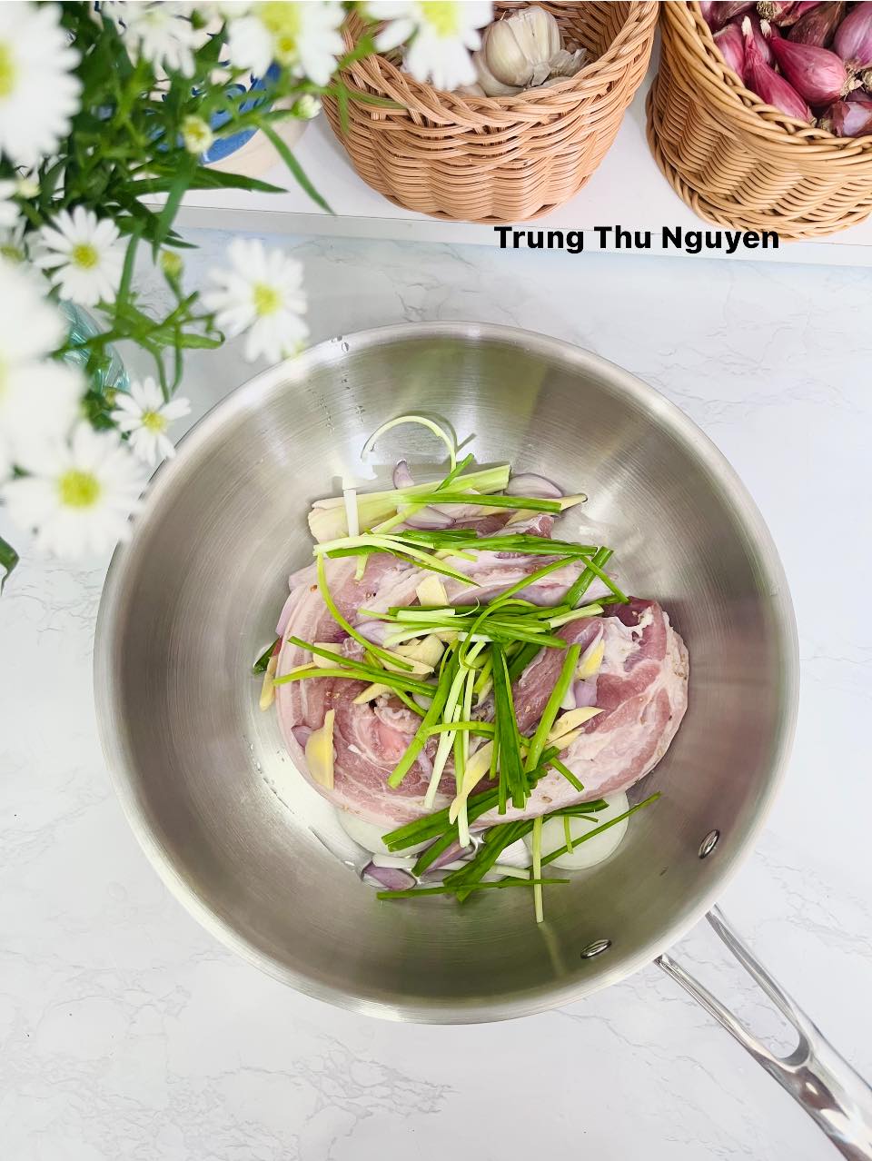 Hành tây cắt lát, sả đập dập, đem 2 loại lót dưới đáy chảo.