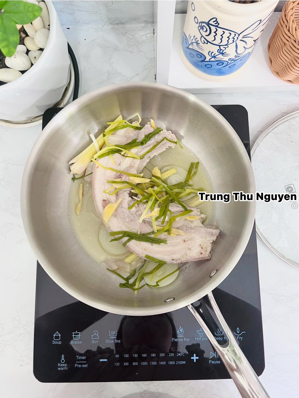 Xếp thịt lên trên, đậy nắp, hấp cạn không nước với lửa vừa trong 20-25 phút. Khi hấp, nước thịt và rau củ sẽ tiết ra làm thịt không bị cháy.