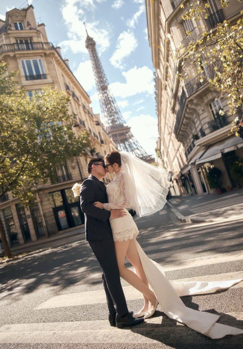 Tuy trời mưa ảnh hưởng không ít tới ý tưởng của ê-kíp, nhiếp ảnh gia cho biết Đỗ Thị Hà và Viết Vương hài lòng về kết quả.