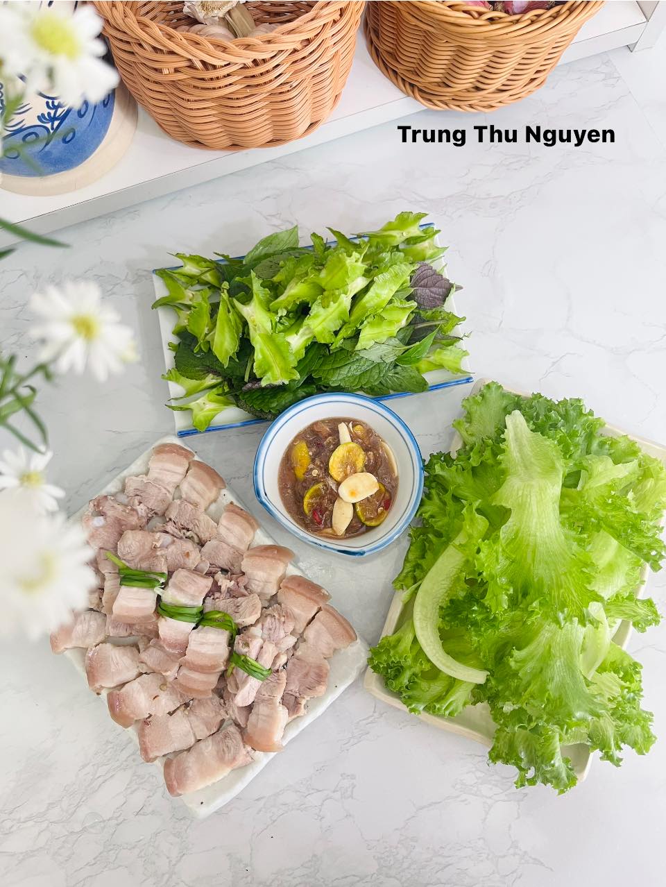 Thịt chín lấy ra thái miếng mỏng vừa ăn.