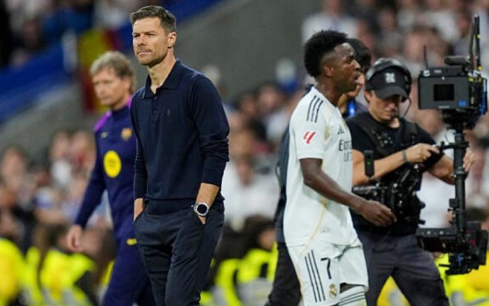 Real Madrid ra phán quyết vụ Vinicius "bật" HLV Alonso ở Siêu kinh điển