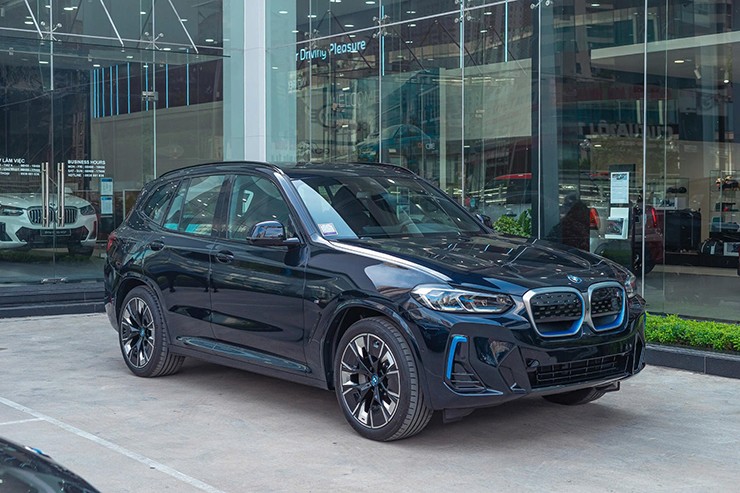 BMW iX3 giảm "sốc" hơn 1 tỷ đồng tại đại lý - 1