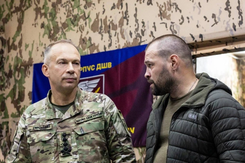 Tổng tư lệnh Ukraine Oleksandr Syrskyi (trái) gần đây yêu cầu các đơn vị chiến đấu ở Pokrovsk “báo cáo trung thực và không chấp nhận những lời nói dối”. Ảnh: Ukrainska Pravda.