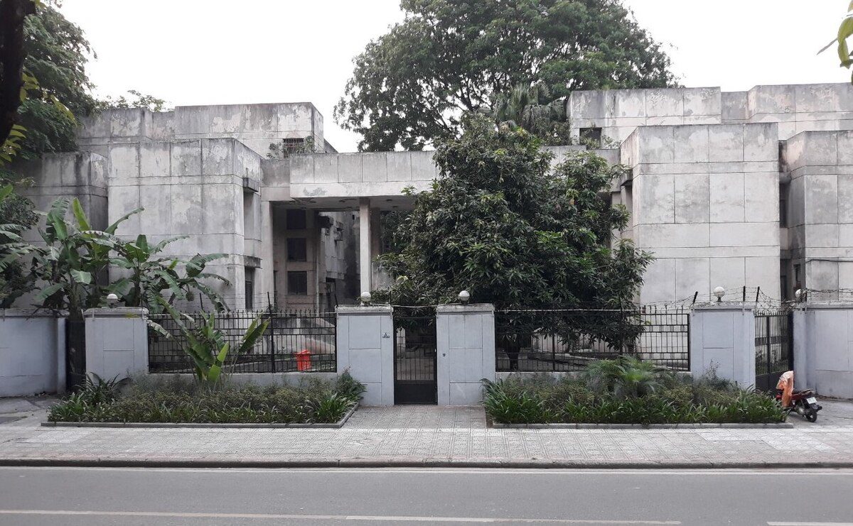 Ngôi nhà số 300 phố Kim Mã, phường Giảng Võ (Hà Nội) tọa lạc tại một vị trí đắc địa vào loại bậc nhất Thủ đô. Nơi đây là khu đất của Đại sứ quán Bulgaria trước đây.