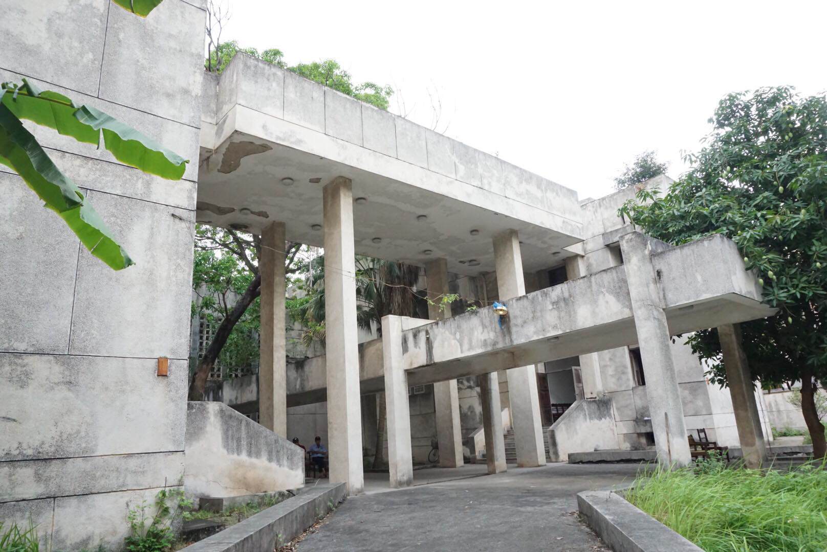 Ngôi nhà có diện tích 1.307m2 được xây dựng xong vào năm 1991 trên khu đất rộng 3.243m2. Tuy nhiên, sau khi xây dựng xong, do không còn nhu cầu sử dụng nên phía Bulgaria đã bỏ trống suốt gần 30 năm.