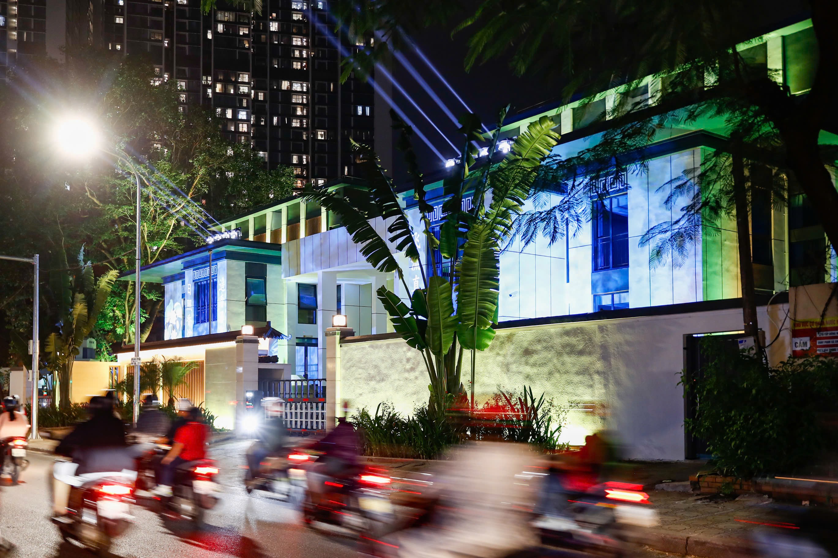 Ít ai ngờ rằng, ngôi nhà rêu xanh, cây cối mọc um tùm, ít người qua lại trước đây nay lại lột xác hoàn toàn, biến thành một công trình hiện đại, lộng lẫy khiến không ít người trầm trồ như bây giờ.