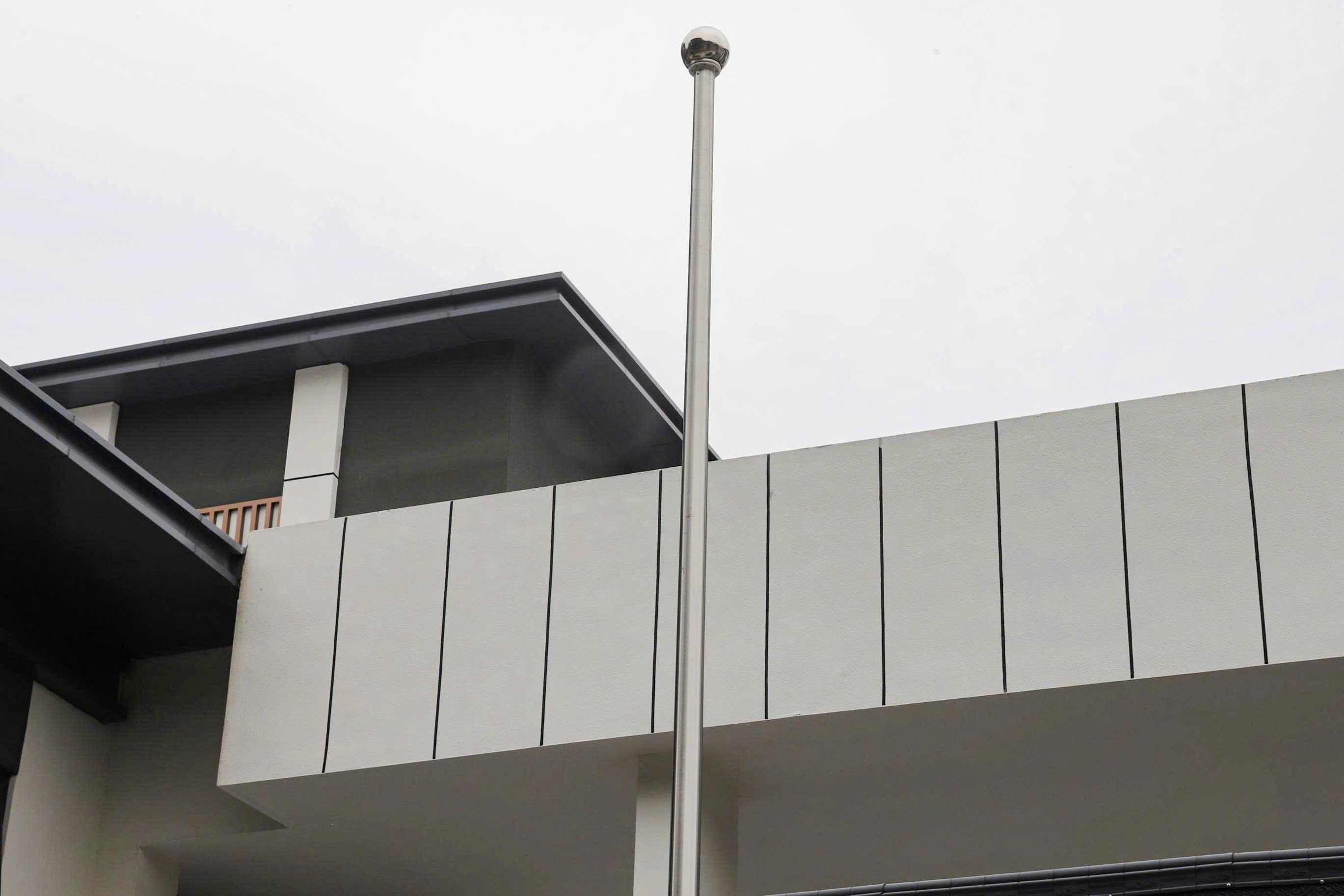 Từng chi tiết của ngôi nhà được sơn sửa bóng loáng, đẹp mắt và hiện đại.