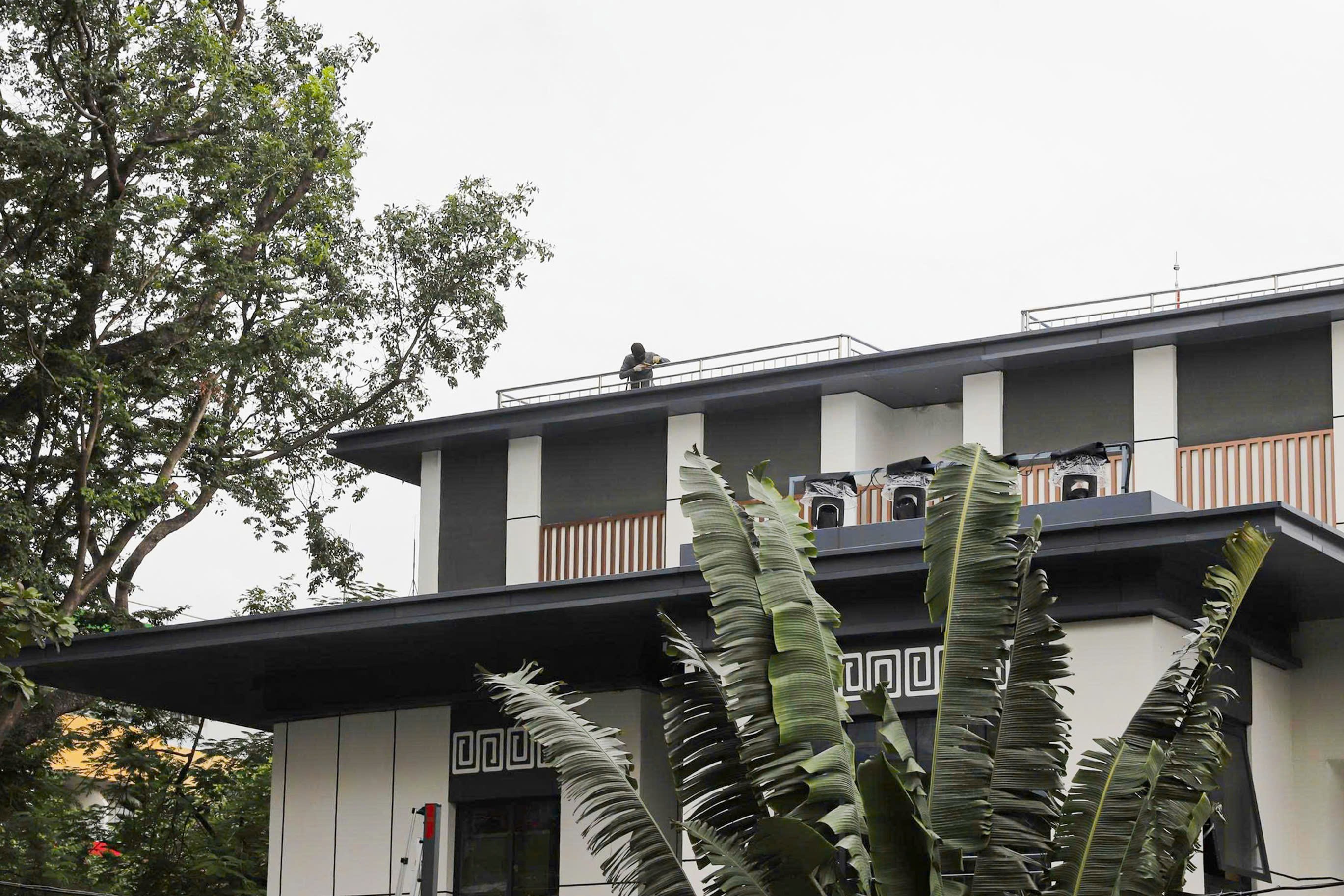 Trên mái nhà, công nhân vẫn miệt mài làm việc, hoàn thiện các hạng mục cuối cùng để đưa vào sử dụng.