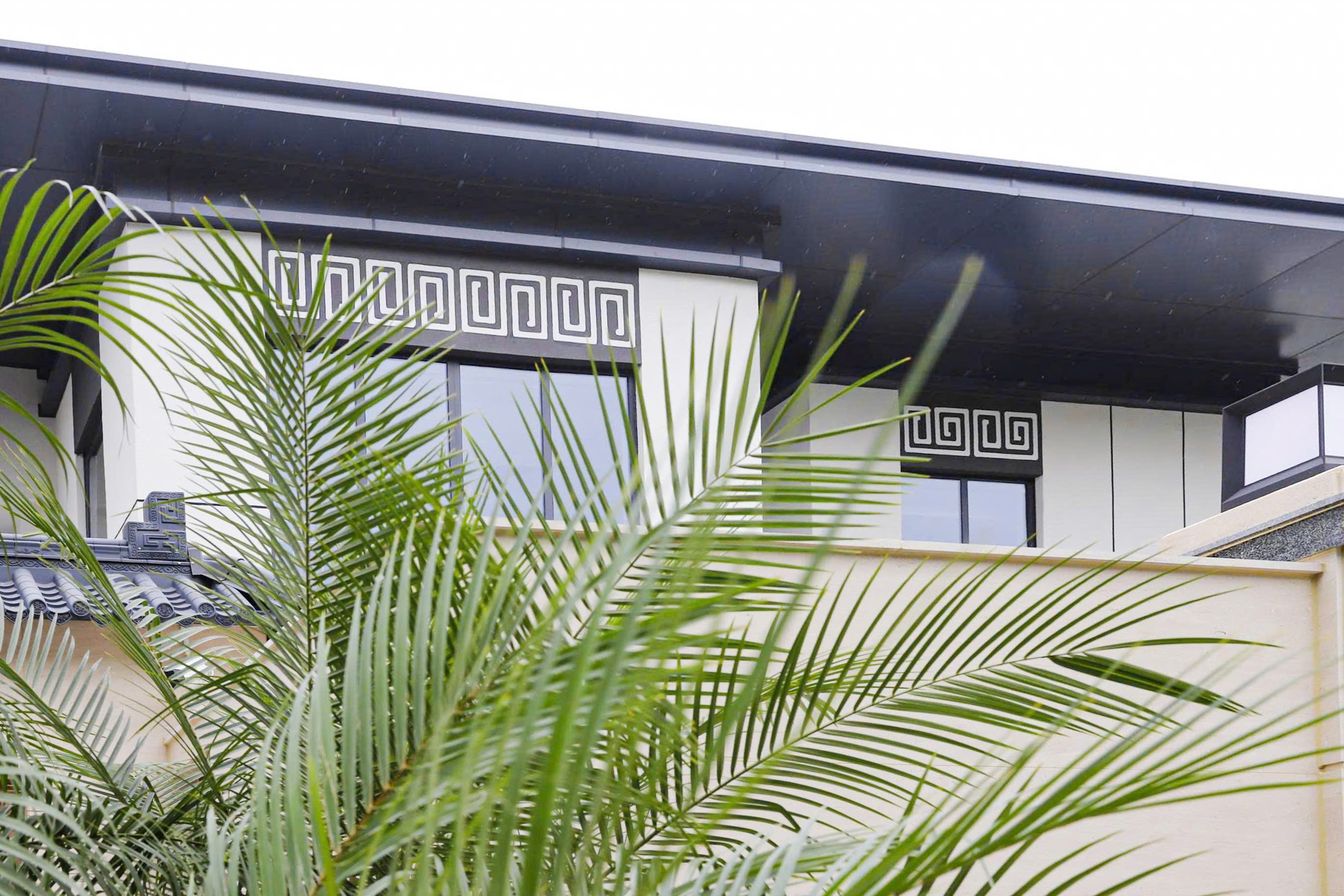 Những hoa văn trên tường được khắc hoạ một cách tinh tế và hiện đại.