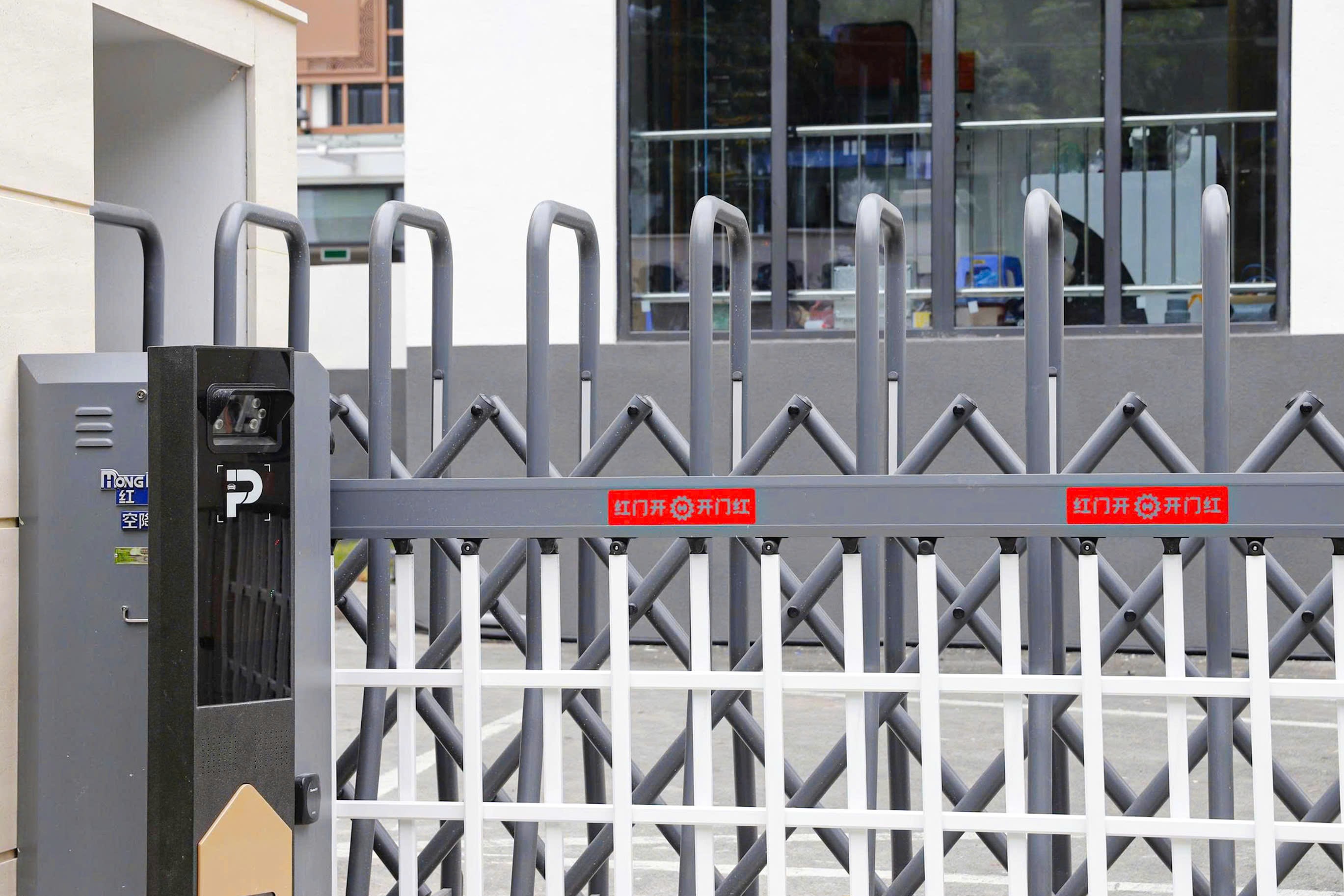 Cổng ra vào được lắp đặt hệ thống tự động hiện đại.