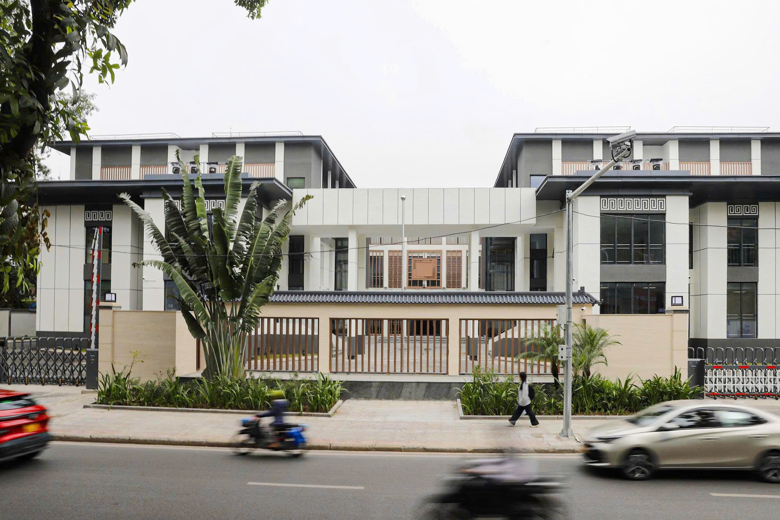 Từ xa nhìn lại, ngôi nhà nổi bật lên cả khu phố, không còn cảnh "ma mị" như trước đây.